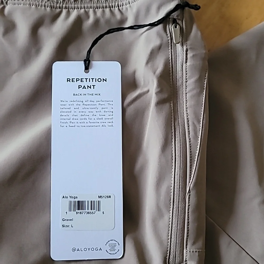 ALO Yoga Repetition Pant - Picture 12 of 13